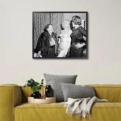 «История в черно-белых фото 9» в интерьере в скандинавском стиле с желтым диваном