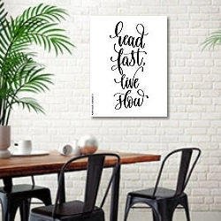 «Read fast live slow» в интерьере столовой в скандинавском стиле с кирпичной стеной