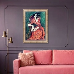«Woman in Red, 1922» в интерьере гостиной с розовым диваном