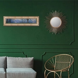 «Кувшинки (1914-1926) 6» в интерьере классической гостиной с зеленой стеной над диваном