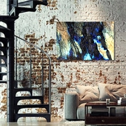 «Отполированный камень лабрадорит» в интерьере двухярусной гостиной в стиле лофт с кирпичной стеной