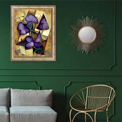 «Фиалки» в интерьере классической гостиной с зеленой стеной над диваном