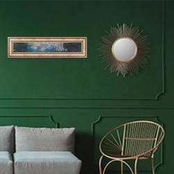 «Кувшинки (1914-1926)» в интерьере классической гостиной с зеленой стеной над диваном