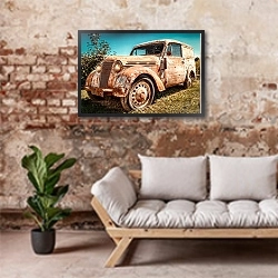 «Старый ржавый автомобиль» в интерьере гостиной в стиле лофт над диваном