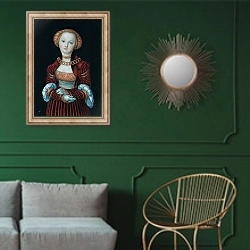 «Портрет женщины 13» в интерьере классической гостиной с зеленой стеной над диваном
