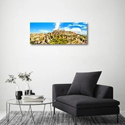 «Италия. Панорама Сиены» в интерьере современной комнаты с серой банкеткой