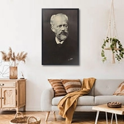 «Portrait of Pyotr Ilyich Tchaikovsky» в интерьере гостиной в стиле ретро над диваном