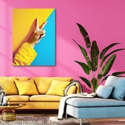 «Рука на желто-голубом фоне» в интерьере яркой красочной гостиной в стиле поп-арт