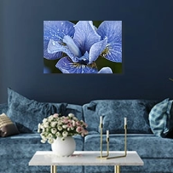«Капли на ирисе» в интерьере современной гостиной в синем цвете