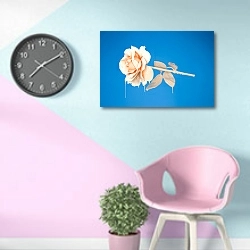 «Роза в белой краске на синем фоне» в интерьере комнаты в стиле поп-арт в розово-голубых цветах