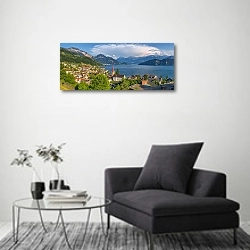 «Город Веггисе на берегу озера Люцерн, Швейцария» в интерьере современной комнаты с серой банкеткой