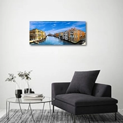 «Венецианская панорама» в интерьере современной комнаты с серой банкеткой