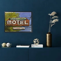 «Desert Edge Motel, 2006» в интерьере зеленой гостиной над диваном