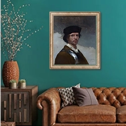 «Молодой человек в меховой шапке» в интерьере гостиной с зеленой стеной над диваном