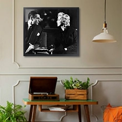 «Monroe, Marilyn 137» в интерьере комнаты в стиле ретро с проигрывателем виниловых пластинок