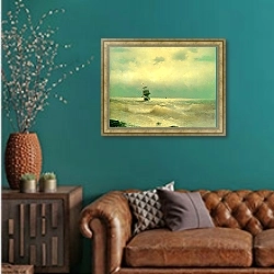 «Корабль у берега» в интерьере гостиной с зеленой стеной над диваном
