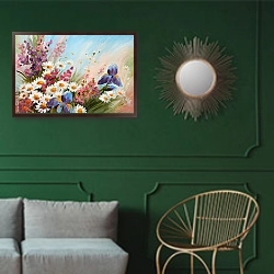 «Полевые цветы 3» в интерьере классической гостиной с зеленой стеной над диваном