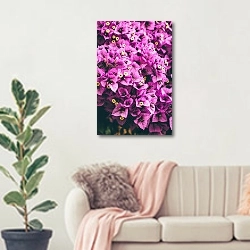 «Куст с розовыми листьями» в интерьере современной светлой гостиной над диваном