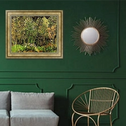 «Роща 2» в интерьере классической гостиной с зеленой стеной над диваном