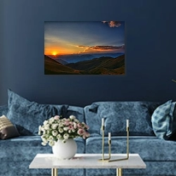 «Закат над зелеными холмами» в интерьере современной гостиной в синем цвете