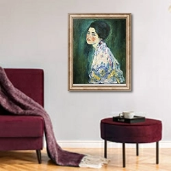 «Portrait of a young woman, 1916-17» в интерьере гостиной в бордовых тонах
