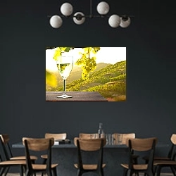 «Белое вино» в интерьере столовой с черными стенами