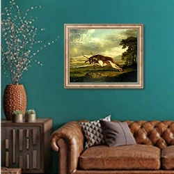 «A Hound attacking a stag» в интерьере гостиной с зеленой стеной над диваном