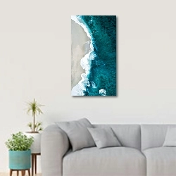 «Берег синего моря с белым прибоем» в интерьере светлой гостиной в скандинавском стиле