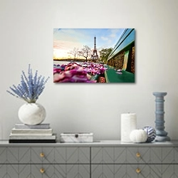 «Франция. Весна в Париже» в интерьере современной гостиной с голубыми деталями