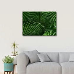 «Зеленый веер пальмовых листов» в интерьере светлой гостиной в скандинавском стиле