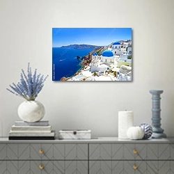 «Греция, остров Санторини» в интерьере современной гостиной с голубыми деталями