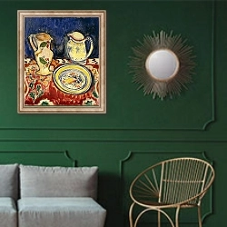 «Still Life with Breton Pottery,» в интерьере классической гостиной с зеленой стеной над диваном