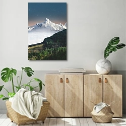 «Белая гора на фоне зеленого леса» в интерьере современной комнаты над комодом