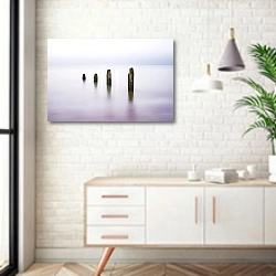 «Четыре столба в неподвижной воде» в интерьере комнаты в скандинавском стиле над тумбой