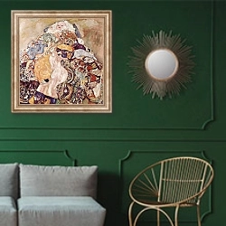 «Baby (младенец)» в интерьере классической гостиной с зеленой стеной над диваном
