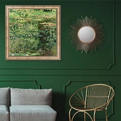 «The Waterlily Pond, 1904» в интерьере классической гостиной с зеленой стеной над диваном