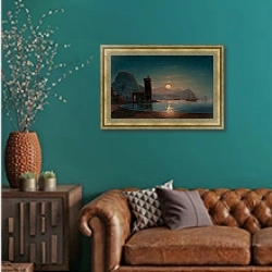 «Восход луны 2» в интерьере гостиной с зеленой стеной над диваном