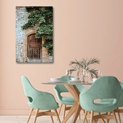 «Заросшая зеленью дверь в старом особняке» в интерьере современной столовой в пастельных тонах