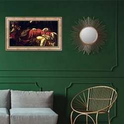 «The Death of the Virgin, 1605-06 2» в интерьере классической гостиной с зеленой стеной над диваном