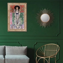 «Портрет Адели Блох-Бауэр» в интерьере классической гостиной с зеленой стеной над диваном