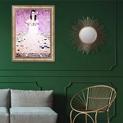 «Девочка 3» в интерьере классической гостиной с зеленой стеной над диваном