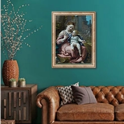 «Мадонна» в интерьере гостиной с зеленой стеной над диваном