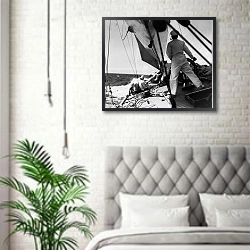 «История в черно-белых фото 419» в интерьере спальни в скандинавском стиле над кроватью