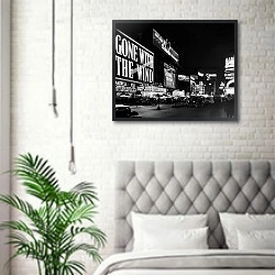 «История в черно-белых фото 319» в интерьере спальни в скандинавском стиле над кроватью