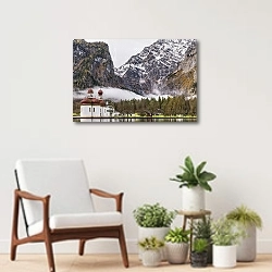 «Альпийский пейзаж с церквушкой в Санкт Бартоломе у озера Кёнигсзее » в интерьере современной комнаты над креслом