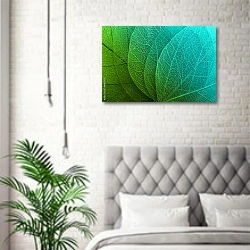 «Веер зелено-голубых прозрачных листьев» в интерьере спальни в скандинавском стиле над кроватью