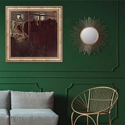 «Коровы в хлеву» в интерьере классической гостиной с зеленой стеной над диваном