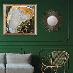 «Danae, 1907-08» в интерьере классической гостиной с зеленой стеной над диваном
