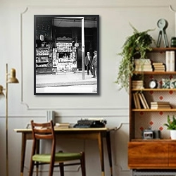 «Smallest news & post card stand in New Orleans, La., 103 Royal Street, c.1900-15» в интерьере кабинета в стиле ретро над столом
