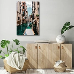 «Гондола на узкой улочке в Венеции» в интерьере современной комнаты над комодом
